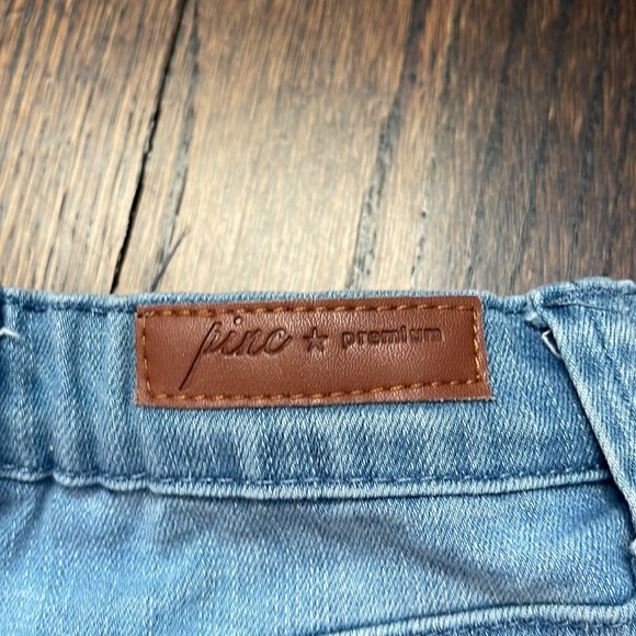 Denim shorts.  See all pics! Girls size 5 and 6.  Two pairs. - Picture 10 of 10